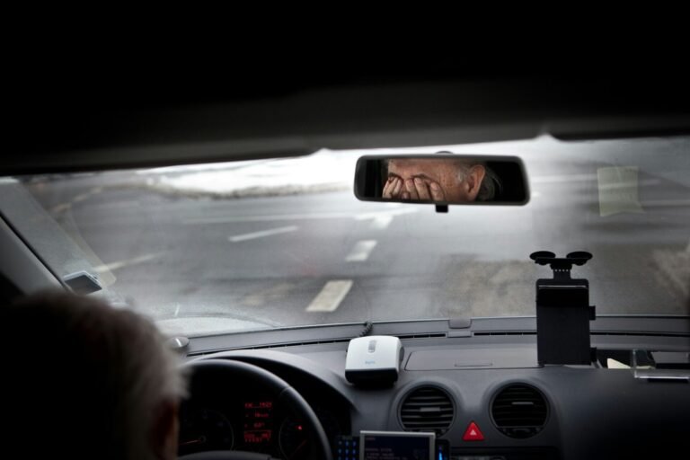 osoba koja vozi automobil tijekom dana